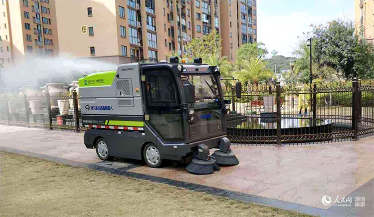 人民網(wǎng)報道：抗擊疫情，環(huán)衛(wèi)機器人顯身手
